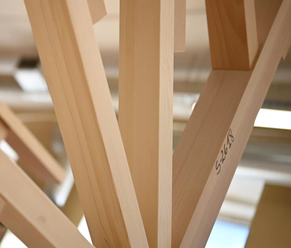 Aros estructurales de abeto nórdico y vigas radiales en la fábrica de Tallinn