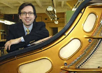 Retrato del Dr. Indrek Laul, pianista concertista egresado de Juilliard School y presidente de Estonia Pianos